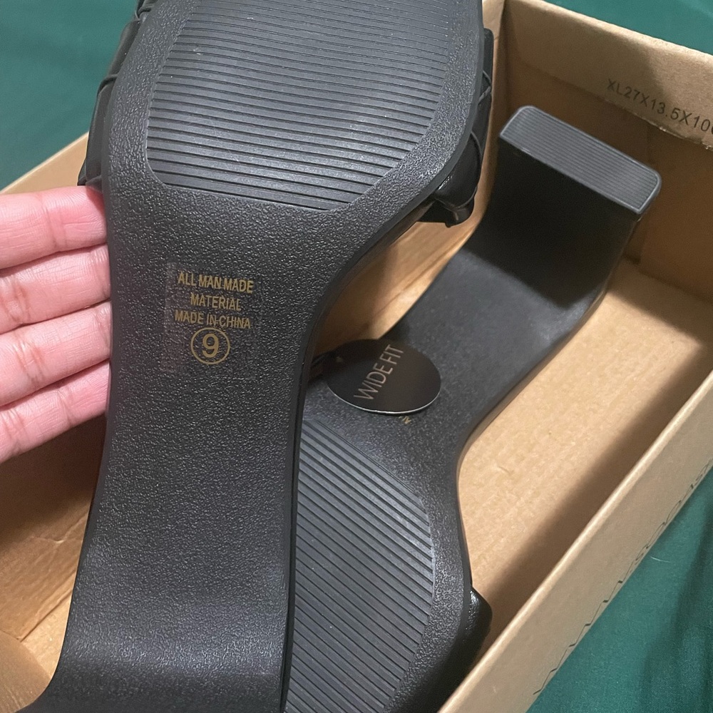 🖤 BLACK HEELS 🖤 - Picture 4 of 9
